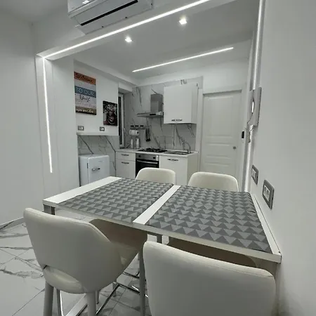 Mavy House * Naples
